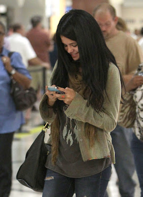 selena gomez using her mobile phone in public