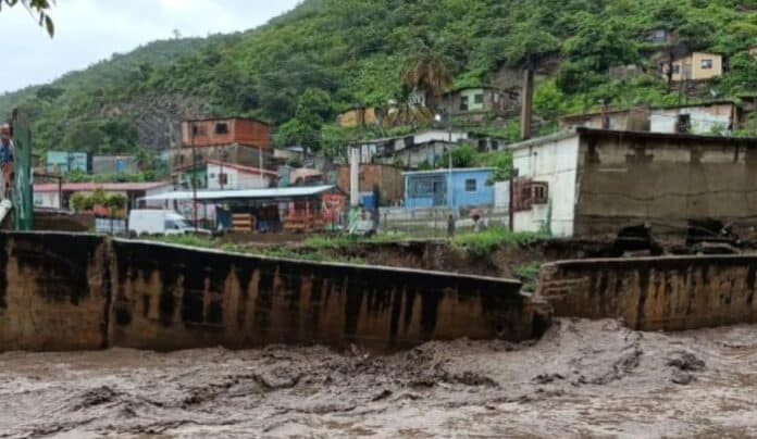 Se registran inundaciones en Guanta tras fuertes lluvias este viernes