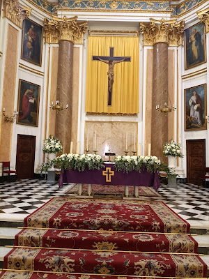 Decoración floral de ceremonia religiosa en la iglesia de Ribarroja