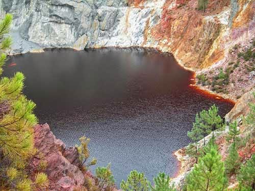 Dòng sông máu kỳ lạ ở Tây Ban Nha