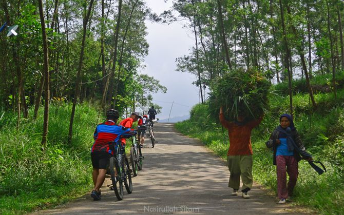 Menuntun sepeda dulu