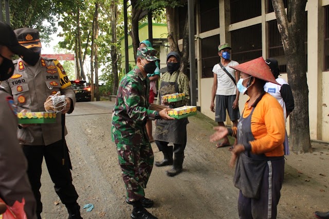 Dandim & Kapolres Sukoharjo Bagikan Paket Nasi kotak dari Dapur Umum Sukoharjo