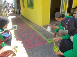 Perindah Suasana Kampung, Mahasiswa Cat Jalan dan Tanam Bunga