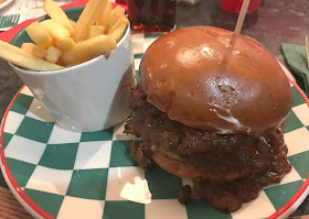 chilli beef buregr in bun with pot of fries 