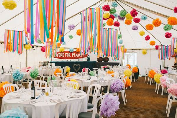 Cómo usar Pompones de Papel de Seda en la Celebración de una Boda y su Decoración.