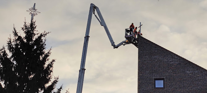 Ristiä asennetaan Tikkurilan kirkon katolle.