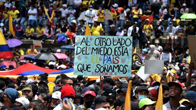 Los colombianos debemos poner la democracia sobre la mesa