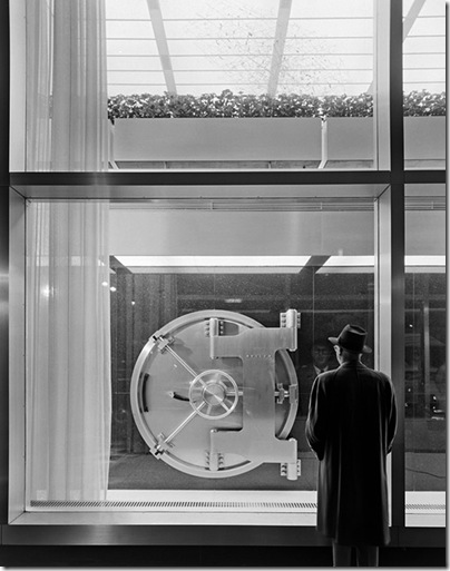 Ezra Stoller_Manufacturer’s Trust Company, Fifth Avenue, Skidmore, Owings & Merrill,2 New York, NY, 1954