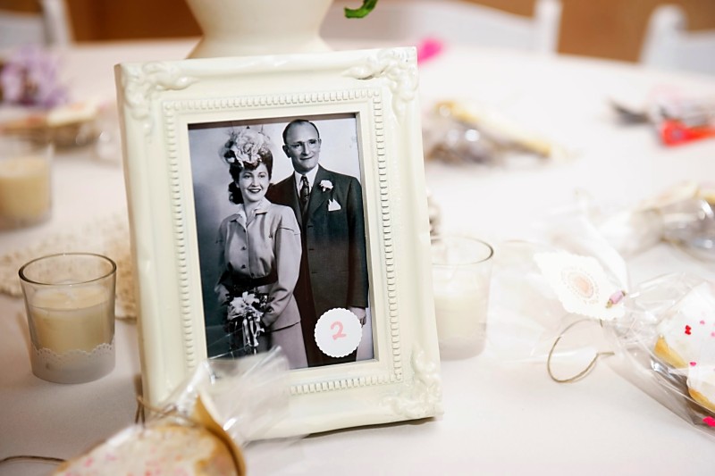 Navy and white are my faaaaaaavorite family wedding photos as table numbers