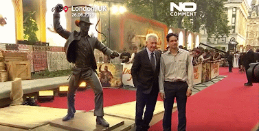 Harrison Ford posant devant la statue d’Indiana Jones à Londres