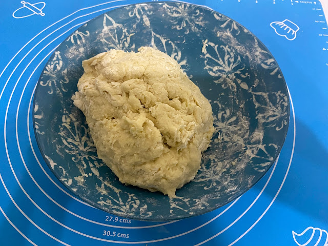 3.麵糰攪一下，加入軟化奶油40g，將奶油揉至麵糰內，再轉到案板上揉麵