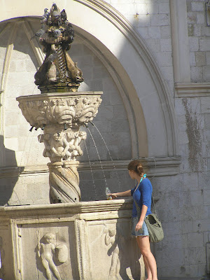 by E.V.Pita.... Dubrovnik (Croatia) city walk (1,5 hours) / por E.V.Pita.... Paseo por Dubrovnik (Croacia) en 1,5 horas ... http://thecrazytourist.blogspot.com/2012/03/dubrovnik-croatia-city-walk-15-hours.html 