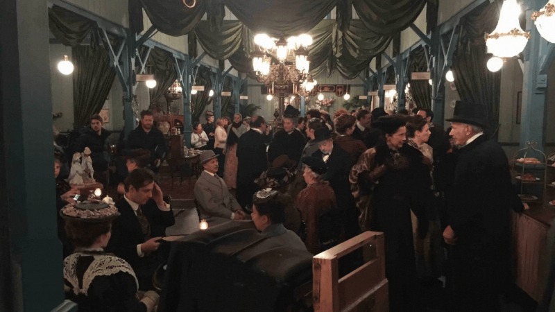 Interior de El Bazar de la Caridad en la serie homónima