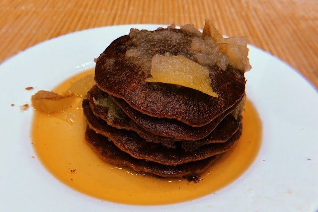 Panqueca de banana com calda de pêra