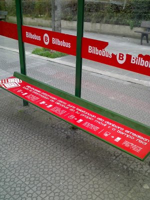 publicidad en el asiento de la parada del autobus