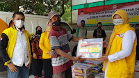 Anggota DPR RI Lodewijk  Door To Door Bagi Bingkisan  