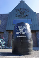 Eingang des Besucherzentrums der Teeling Destille (c) Whisky and Molecules