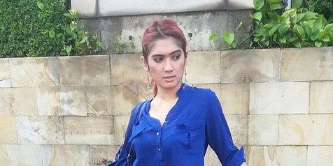 Revi Mariska Berpose Hot & Menggoda di Medsos, 'Itu Masih Standar' HorasSumutNews.com - Berita Terkini Nama Revi Mariska beberapa waktu lalu sempat menjadi perbincangan di dunia maya. Seperti yang kita tahu, pemain Angling Dharma itu sempat mengunggah foto dengan pose menantang dan juga video yang menampilkan keseksiannya di Instagram. Yang jadi pertanyaan publik tentunya sama, mengapa sih Revi melakukan semua itu? Padahal dulu sosoknya dikenal sebagai gadis cantik dan cukup lugu. Entertaiment, Berita Hiburan Indonesia Terkini, 