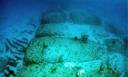  Στα ανοικτά των ακτών του νησιού Bimini βρίσκεται ένα αρχαίο πέτρινος σχηματισμός βυθισμένος κάτω από τα καταγάλανα νερά. Ο μυστηριώδης δρό...