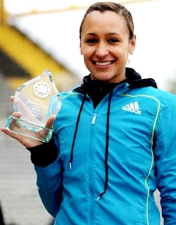 Foto de Jessica Ennis muy feliz con premio