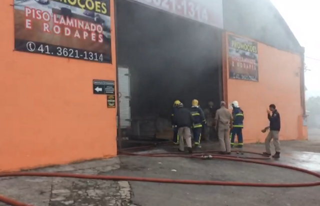 Grande incêndio atinge deposito de madeira em colombo