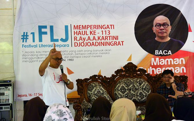 Kang Maman menyapa peserta seminar dengan teriakan "Salam Literasi"