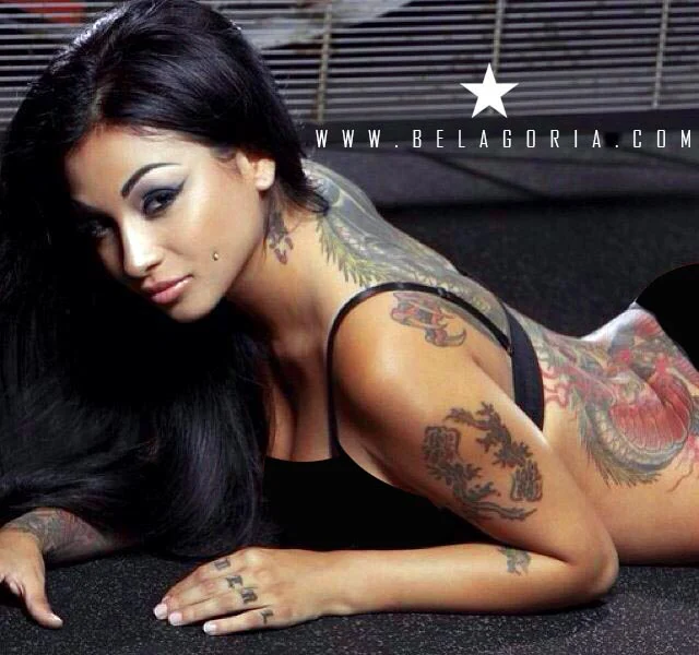 la bellisima Brittanya Razavi acostada vemos tatuaje de dragon en su espalda