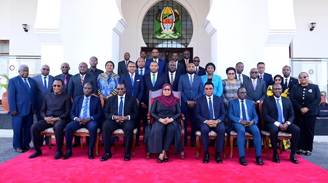 RAIS SAMIA AKIWA NA VIONGOZI MBALIMBALI WAKUU WA NCHI BAADA YA KIKAO CHA MWISHO CHA BARAZA MAWAZIRI  KILICHOFANYIKA  IKULU CHAMWINO 2025