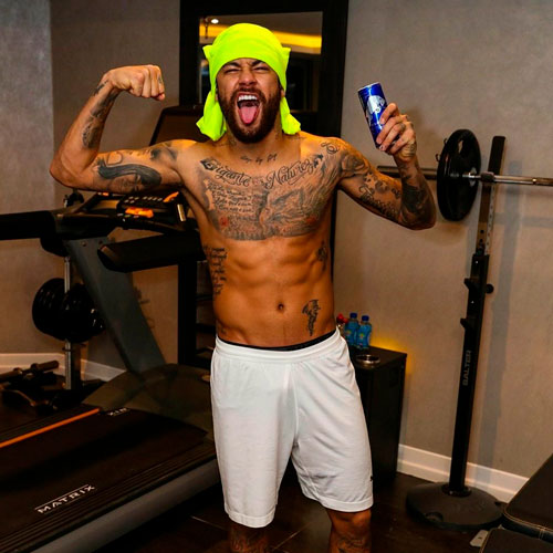 Neymar sem camisa exibindo corpo sarado em academia