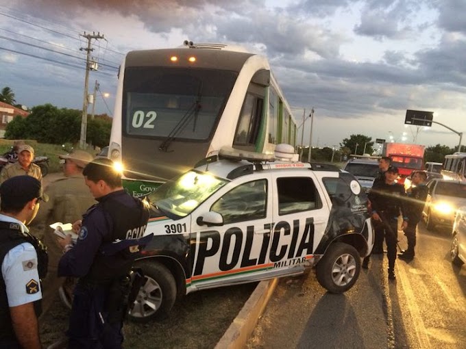 Viatura da PM colide com VLT em Sobral