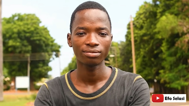 Joven ghanés crea moto de madera que se mueve con energía solar
