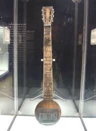 gitar elektrik pertama