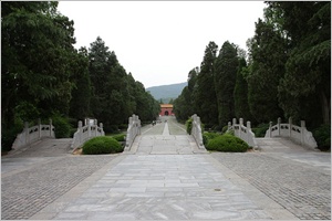 Tomb of Emperor Hong garage.