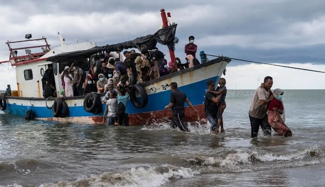 Rakyat Aceh Patungan Untuk Makan Pengungsi Rohingya