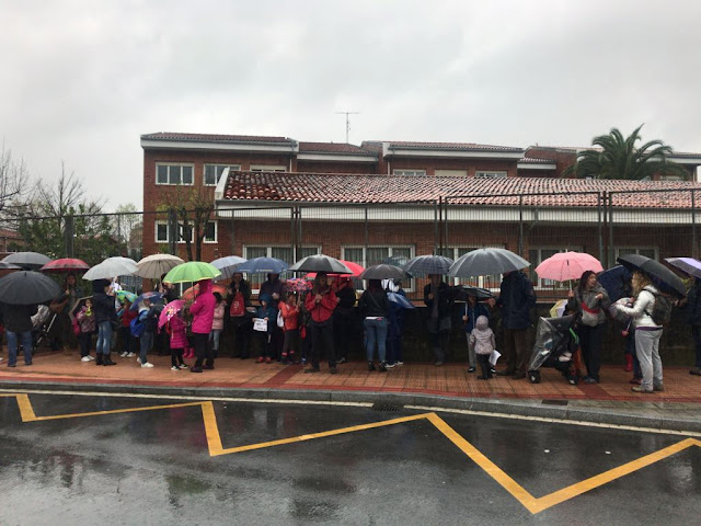 protesta familias Gurutzeta por retraso en el 'aterpe' del colegio