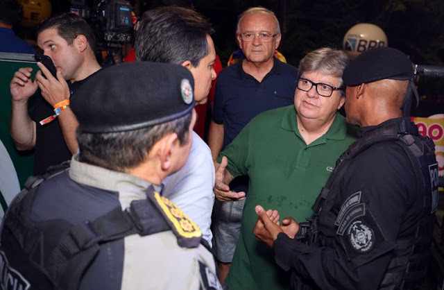 João Azevêdo prestigia desfile das Muriçocas e destaca segurança e colaboração da população