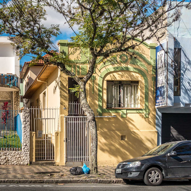 Uma casinha pintada de amarelo e verde