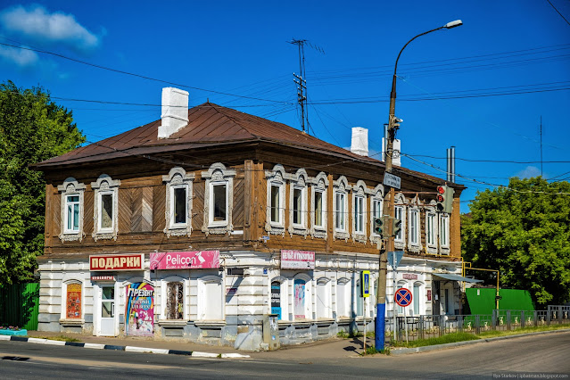 Полукаменный дом на перекрестке улиц