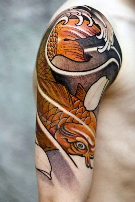 brazo tatuado con carpa naranja