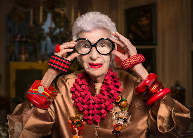 IRIS-APFEL-CUMPLE-95-AÑOS-MORE-IS-MORE-AND-LESS-IS-BORE