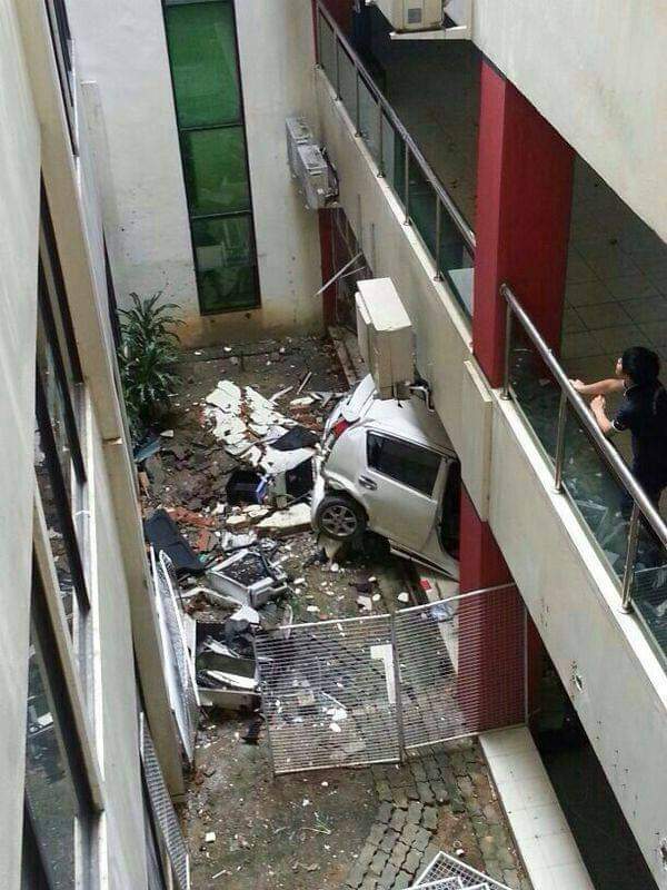 (Gambar) kereta Myvi menjunam dari tingkat 4 letak kereta di Star Asia City Complex