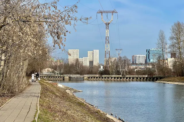 Сходненский деривационный канал, пешеходный мост-плотина