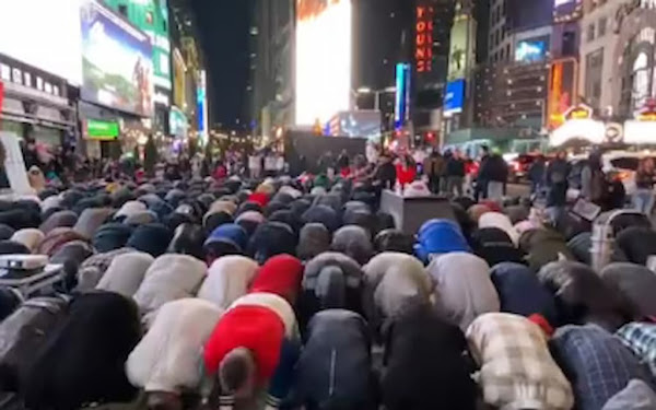 [VIDEO] Ramadan : une prière géante organisée à Times Square