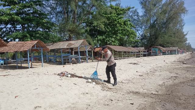 Peduli Lingkungan, Polsek Peureulak Polres Aceh Timur Bersihkan Sampah di Pantai Leuge
