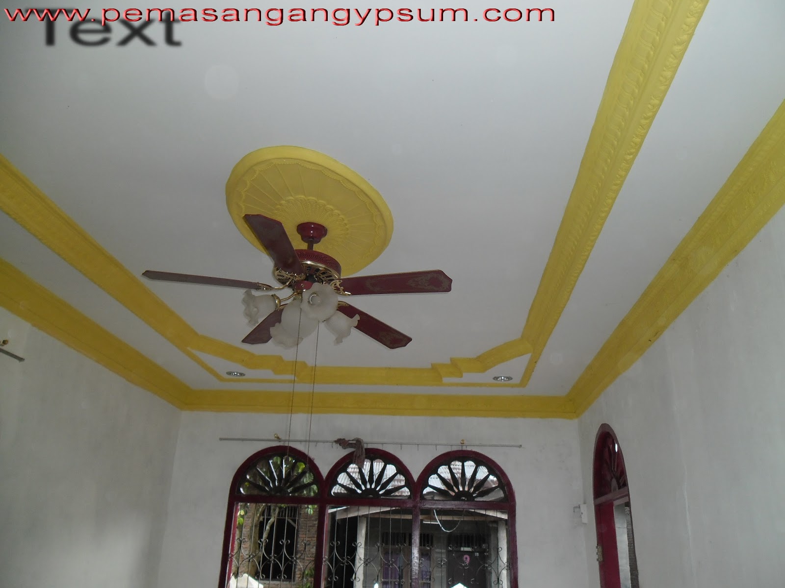 Desain Elegan List Gypsum Berwarna Kuning Pemasangan Gypsum