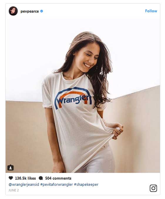 Begini Cara Berpose Selebgram Saat Mempromosikan Produk 