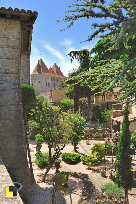 Un jardin particulier dans la cité de Carcassonne photo pascal blachier