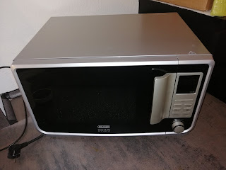 DeLonghi Mikrowelle mit Heißluft und Grill