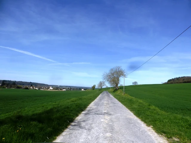 country road heading towards Barrou