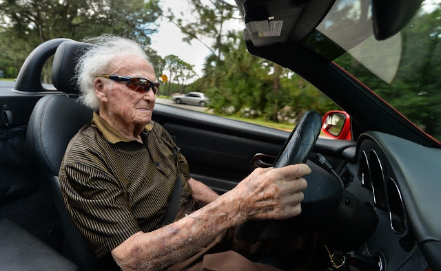 Il nonno di 107 anni guida la macchina in compagnia della sua ragazza